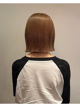 トイロ(toiro) レイヤーカットミルクティーベージュブリーチなしダブルカラー