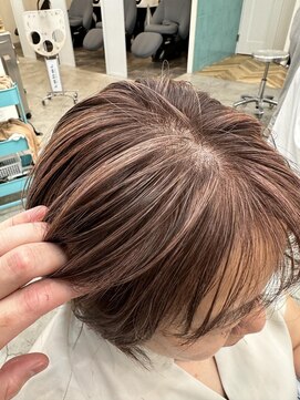 ロミー 本厚木(ROMMY.) 大人可愛いハイライトカラーショート白髪ぼかし