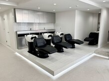 リヴ オオサカ(LIV OSAKA)の雰囲気（シャンプー台は全席フルフラットでお客様の負担はありません☆）