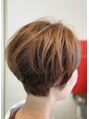 クロムヘアー(CHROME HAIR) ハイライトで動きを出したショートボブ