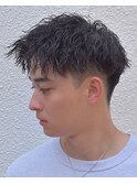 黒髪短髪縦落ちツイストスパイラルパーマアップバング