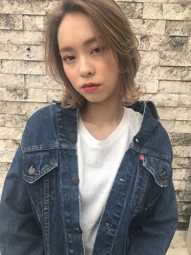 外ハネ　ベージュカラー　アッシュベージュ