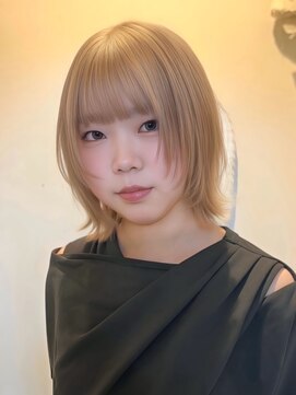 ロティー(loty) ボブ レイヤー 顔周りカット ブロンドベージュ ブリーチ 20代