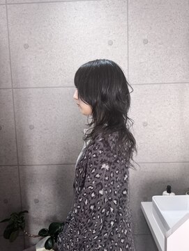 ウニュ(unu.) ウルフヘア、ハッシュカット、ブルーグレージュ