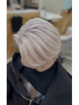 コア 新宿(CORE) ホワイトブロンドマッシュ