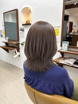 ポム(Pom)&nbsp;白髪ピンチはオリーブベージュとレイヤーカットで