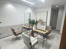 オンネリネン(onnellinen)の雰囲気（ナチュラルな雰囲気の明るい店内です♪）