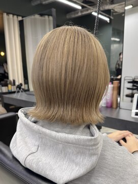 ソピ バイ インビテーション(sopi by invitation) ミルクティベージュ ブリーチ 外ハネボブ 切りっぱなしボブ！