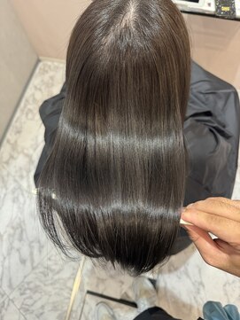 エラ(Ella) グレージュカラー