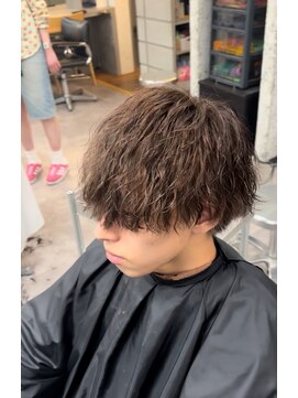 Hale hair salonメンズサロン/メンズカット/メンズパーマ/髪質改善/たまプラーザ Hale波巻きツイストスパイラルパーマ刈り上げセンターパート
