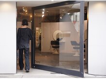 ゾーイ(ZOEY)の雰囲気(大きなガラス扉が目印。左から押して入れます。)