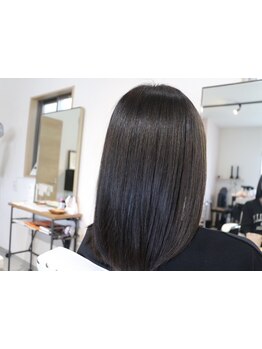 髪のダメージを抑えるカラー剤で頭皮にも優しい髪質改善カラーで染める度に艶感溢れる美しい仕上がりに！