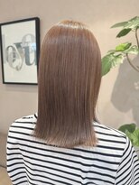 スリー(Three) 柔らかベージュの艶ストレートボブ