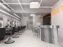 全席バーバーチェアを使用した広々としたカットスペース