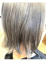 マニス(manis)&nbsp;ブリーチグレージュシルバー ミディアム外ハネ