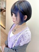 ディア(.eer)&nbsp;インナーカラーブルー×ショートカット/ミニボブ/前下がりボブ