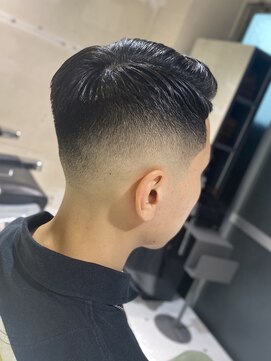 フランクスバーバーザスタンド(Frank’s barber the stand) サイドパートスキンフェードE