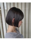 えり足ギり、切りっぱなしショートボブ×内巻きスタイル