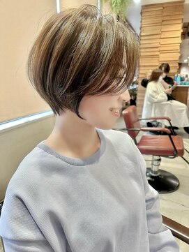 セラ(cella) 前髪長めの立体感ショート【岡村大介】