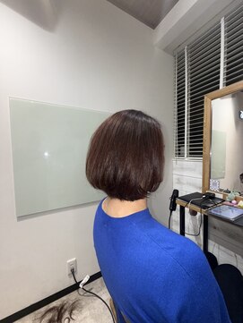 ログスラッシュ(LOG/) ほんのりボルドーの“大人ツヤボブ”♪