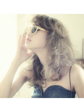 アットラブ バイ ベル(at'LAV by Belle) 『外国人風』くせ毛パーマ×スモーキーベージュ