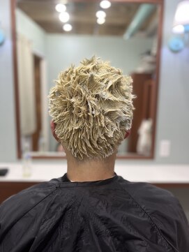 フォーコーナーズカットショップフェイビーズ 名古屋西(FourCornersCutShop favey's) 金髪坊主