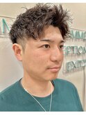 ツーブロック刈り上げツイストパーマアップバングメンズヘア