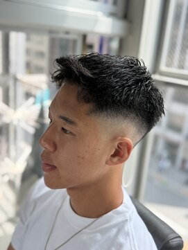 メグロバーバーショップロッポンギ 目黒六(MEGURO BARBER SHOP 6PPONGI) アップバング/スキンフェード