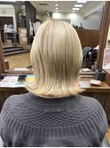 ホワイトベージュ/白髪ぼかし/デジタルカラー/切りっぱなしボブ