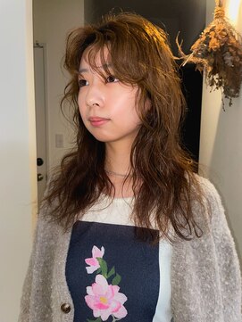 ベージュカラーとロングウェーブ/松葉優