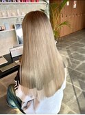 ホワイトブロンドカラー×20代艶々ストレート