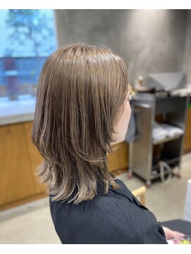 ニーイチイチ(211) ミディアムボブ/くびれヘア