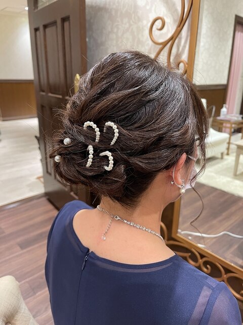 コンパクト シンプル シニヨン ヘアアレンジ