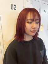 ラキ(Laki)&nbsp;トレンドのレッドカラー＋切りっぱなしボブ 顔周りレイヤー