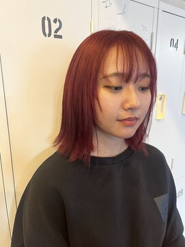 ラキ(Laki) トレンドのレッドカラー＋切りっぱなしボブ 顔周りレイヤー