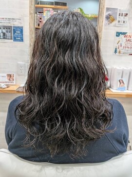 アカラ(AKALA) ふんわり立体感のあるパーマスタイル