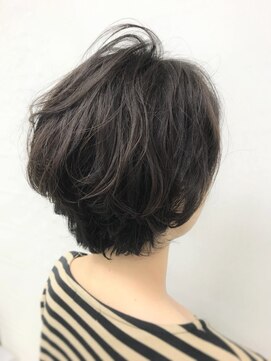 ピンナップガール pinup girl 躍動感あふれる毛束の動きが魅力のエレガントショートボブ