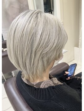 ヤヨイブレインズフェアリー(YAYOI BRAINS fairy) ホワイトベージュ×ウルフカット