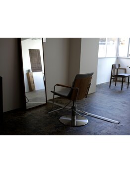1席のみのギャラリーのような空間で"自分の時間"を過ごせるお手伝いを。[MEN'S/メンズ/理容室]