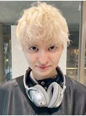 ホワイトブロンド×無造作ボーイッシュショート（ブリーチ）