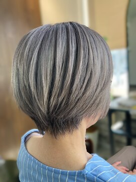 モニカ ヘア(MONIKA HAIR) グレイヘアボブ