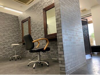 ヘアー サロン アバンサール(Hair salon Avanzar)の写真/万全のコロナ対策を講じた壁と広々とした空間にリニューアル!安心して過ごせるプライベートサロン[Avanzar]