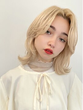 ホフ 大阪心斎橋店(F.O.F) ハイトーンベージュブロンドカーテンバングミディアムレイヤー