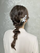 コトナ(kotona)&nbsp;【編み下ろしヘアアレンジ】低めシニヨンタイトシニヨンカチモリ