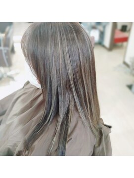 リー(Ly.) カット　カラー　ハイライト