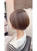 上品な抜け感のショートボブ　白髪染めハイライト