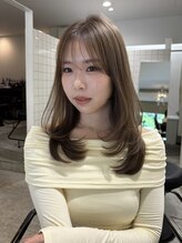 シイ(SIE) ナチュラルレイヤーと透明感グレージュ