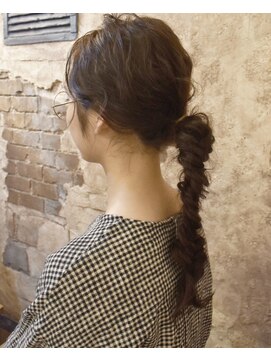 マギーヘア(magiy hair) ねじねじアレンジ［magiyhair 西部笑］