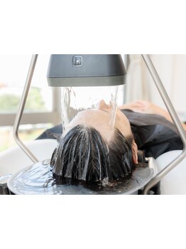 【話題の頭浸浴】お湯をかけ流すせせらぎの音と共に、頭全体をお湯で包み込まれる新感覚の心地よさ＊