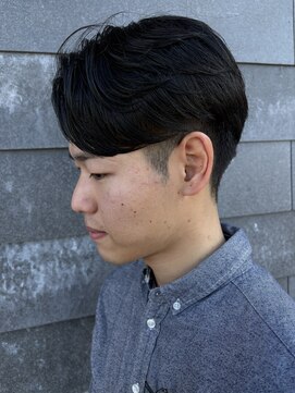 ヒュイル バイ ニアウ(Hwyl by Niau) MEN’S HAIRセンターパートスパイラルパーマニュアンスパーマ